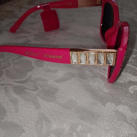 Betsey Johnson Not So Basic Sunglasses - Picture 5 of 8